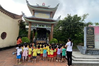 Trường Mầm Non Mỹ Thuận tổ chức hoạt động cho các con thăm quan trải nghiệm tại Đình Sùng Văn và Đình Nhân Nhuế
