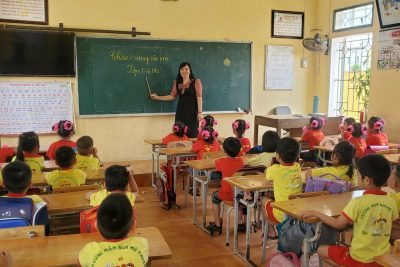 Chuẩn bị tâm thế cho trẻ vào lớp 1, các lớp 5 tuổi tổ chức trải nghiệm cho trẻ thăm quan trường tiểu học