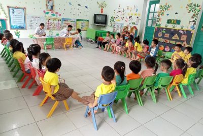 Trường MN Mỹ Thuận phối hợp với trạm Y tế xã tổ chức khám sức khỏe cho trẻ