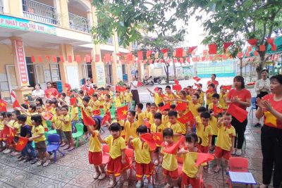 Hưởng ứng ngày 30/4 và ngày 01/5 của các bé trường mầm non Mỹ Thuận